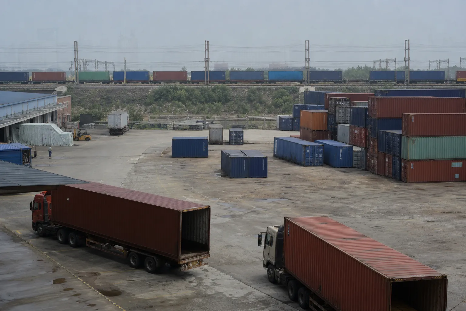 中国的集装箱堆场:装货的货车与铁路线上的集装箱列车